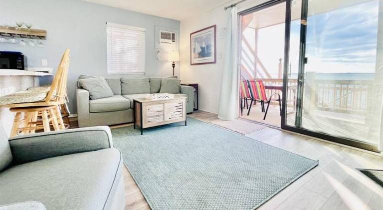 Fully equipped vacation home with patio | Pet-friendly — photo 2