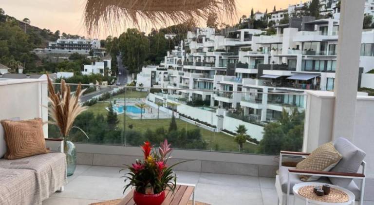 Ample rental apartment with pool & terrace | Pets allowed in Benahavis