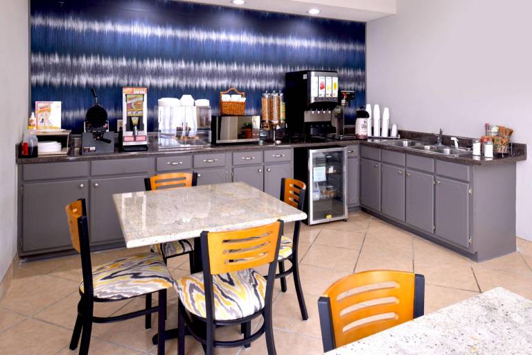 Americas Best Value Inn Monroeville — photo 4