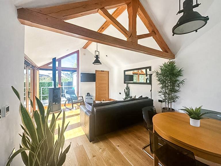 Family-friendly beautiful cottage with hot tub & yard | Pet-friendly — photo 5