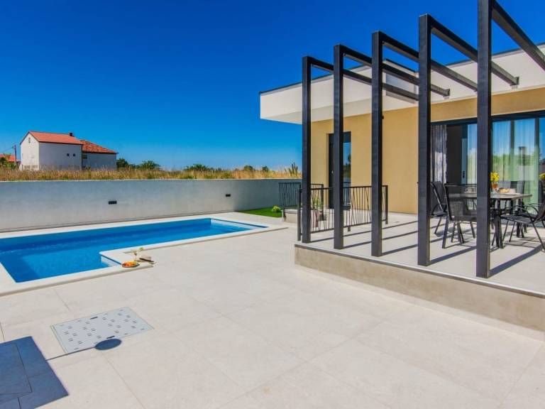 Pleasant vacation home with barbecue, terrace & private pool | Pets allowed — photo 4