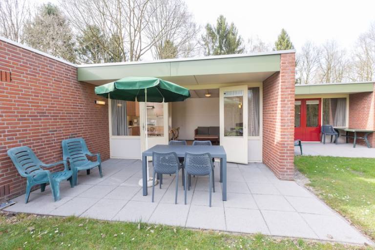 Family-friendly bungalow with heated pool, yard & terrace | Next to the beach | Pets allowed in Venlo