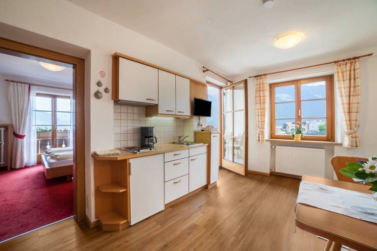 Apartment "Hahnenkamm Rainegg" with Mountain View, Wi-Fi, Garden & Balcony — photo 4