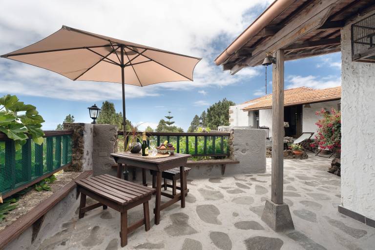 Vacation Home 'Rosalía' with Sea View, Terrace & Wi-Fi — photo 2