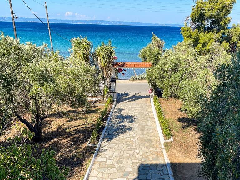 Family-oriented ample apartment with garden & patio | Sea view | Beach nearby | Pets are welcome in Sithonia