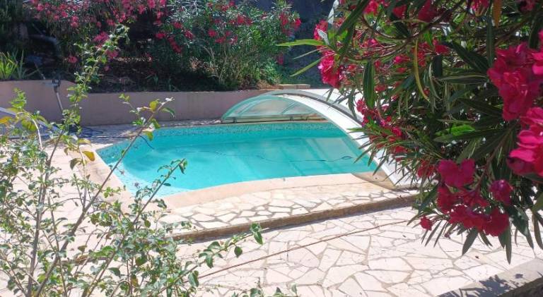 Chalet with pool — photo 3