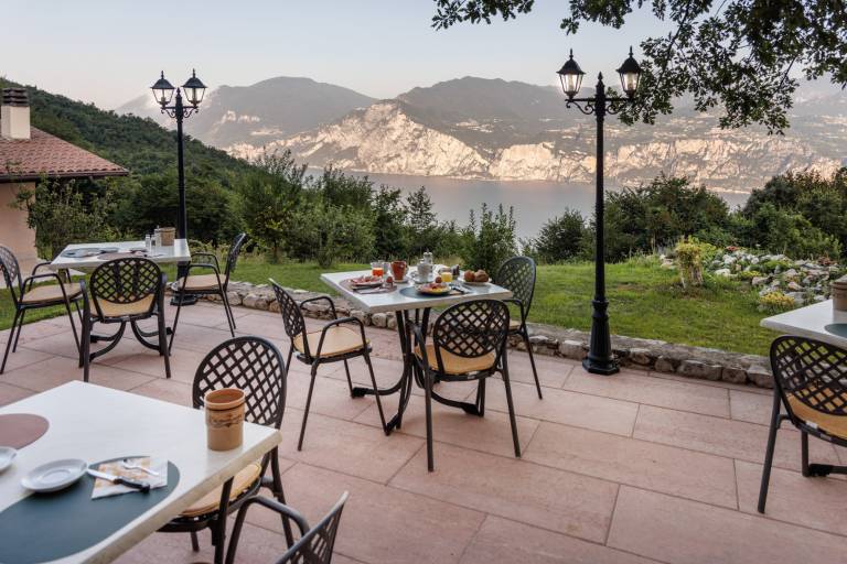 Agriturismo San Maggiore: CAMERA SUPERIOR con balcone o terrazzo vista lago — photo 3