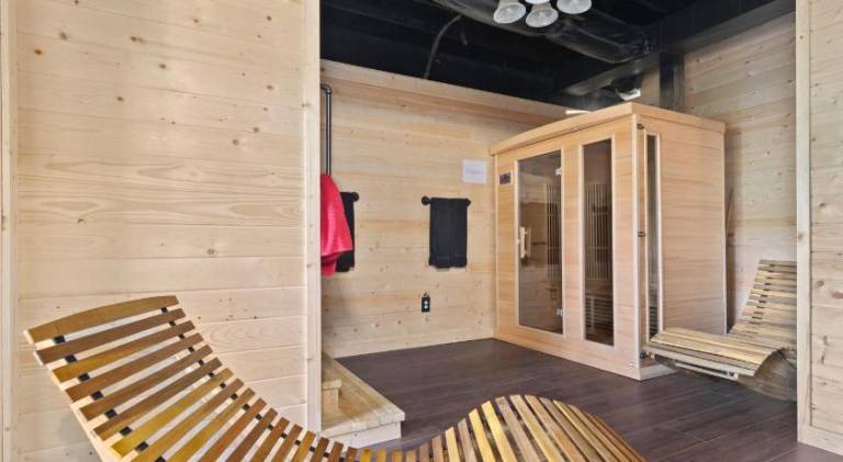 Chalet with hot tub — photo 4