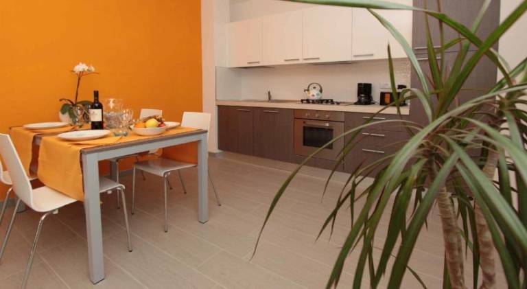 Serviced apartment with yard & pool — photo 4