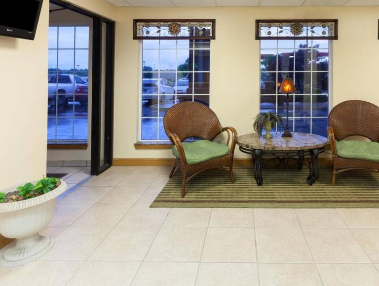 Days Inn by Wyndham Shawnee — photo 3