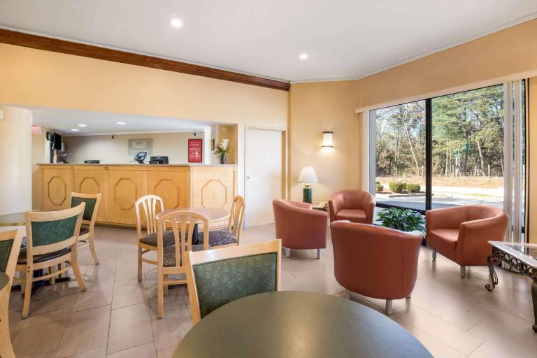 Econo Lodge Hendersonville — photo 4