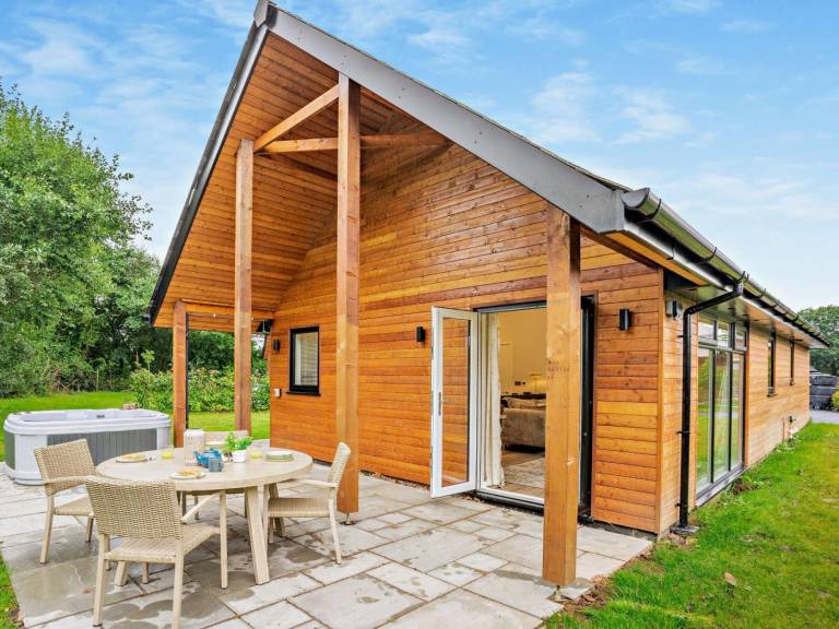 Lodge with garden & jacuzzi in Swansea
