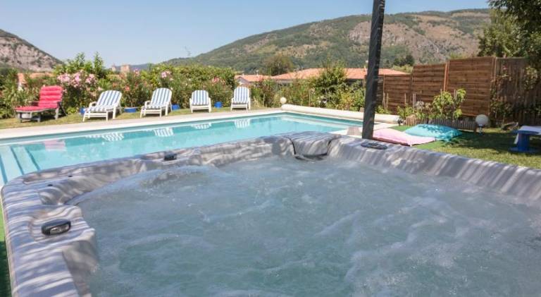 House with hot tub & pool | Dogs allowed — photo 2