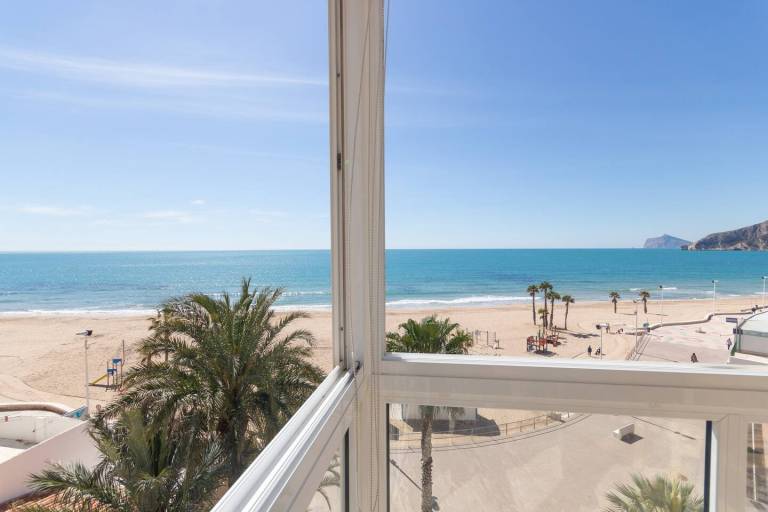 Apartment with yard & patio | Beach view — photo 2