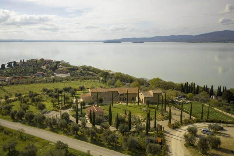 Fully equipped villa with patio, private pool & barbeque | Lake view | Pet-friendly — photo 3