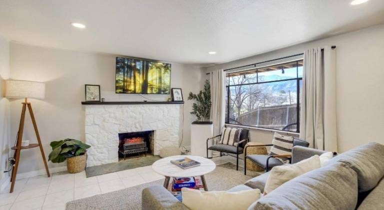 Ivywild Flat Pet Friendly Near Broadmoor w Views in Colorado Springs, CO