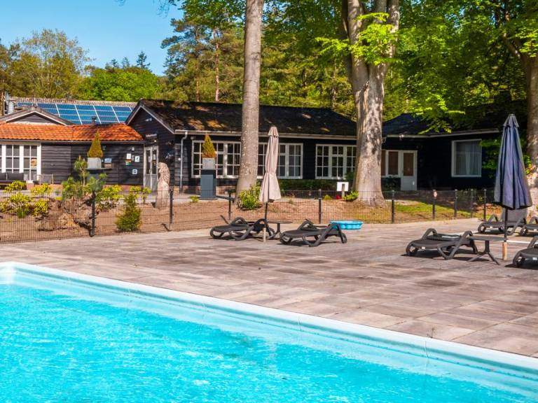 Chalet mit Whirlpool, Terrasse und beheiztem Pool