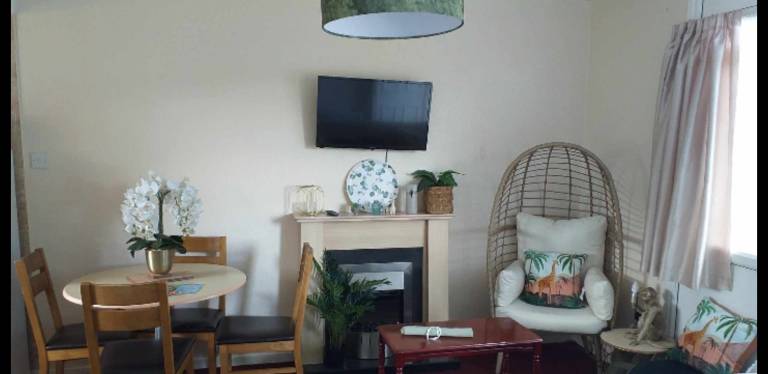 2 Bed Chalet Sleeps 5 - Pets, Parking, Near Beach — photo 5