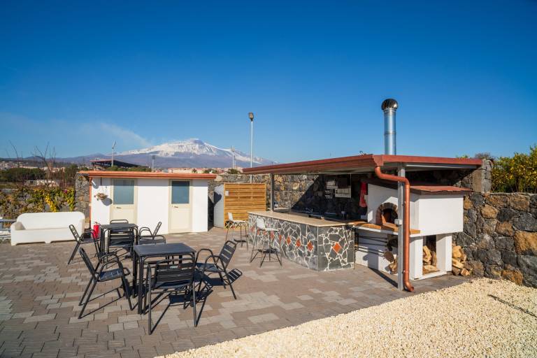 Holiday apartment with jacuzzi, garden & patio | Lake view — photo 4