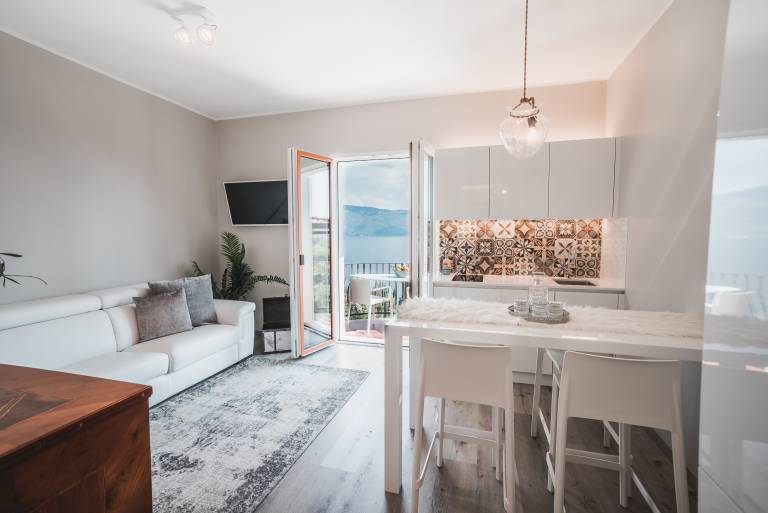 Fully equipped apartment with patio, garden & pool | Lake view | Pet-friendly in Gargnano