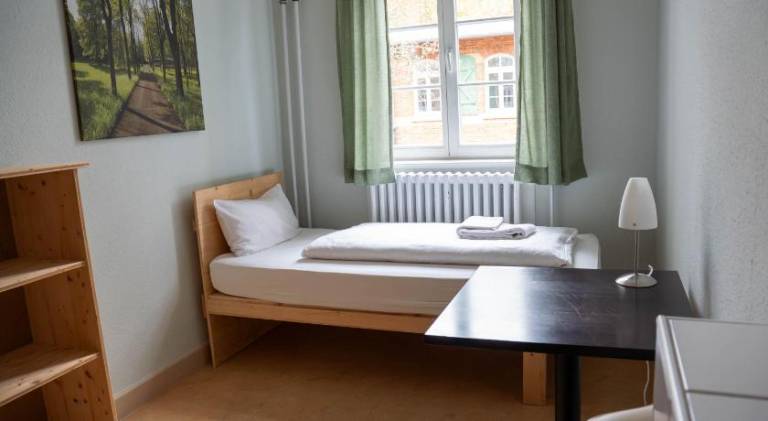 Albgut GmbH - Ubernachten im Kulturdenkmal Altes Lager in der ehemaligen Offiziersunterkunft SO1 — photo 3