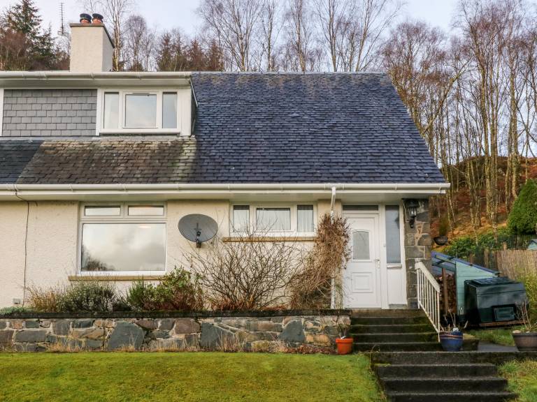 Cottage with yard — photo 2