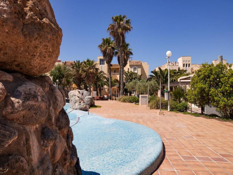 Holiday apartment with patio & pool in Roquetas de Mar