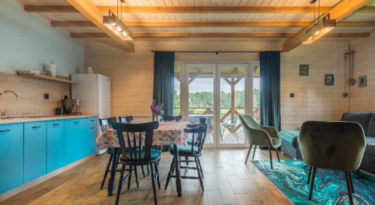 Lodge with terrace & yard | Pets allowed — photo 5