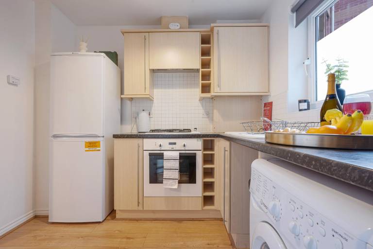 Modern Apartment - Free Parking, Wi-Fi & Smart TV — photo 5