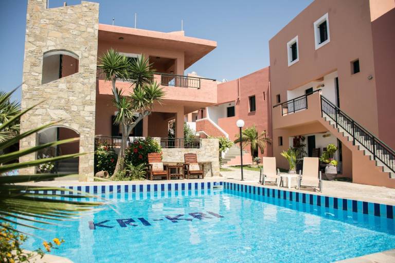 Apartment with garden, pool & terrace in Hersonissos