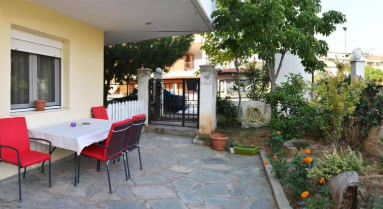 Apartment with terrace, jacuzzi & garden — photo 4