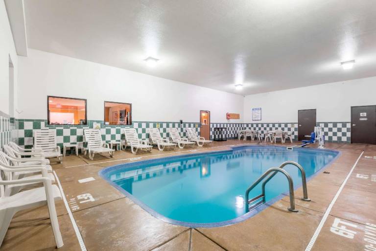 Super 8 by Wyndham Cloverdale IN — photo 2