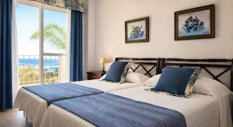 Holiday apartment with pool & terrace in Estepona
