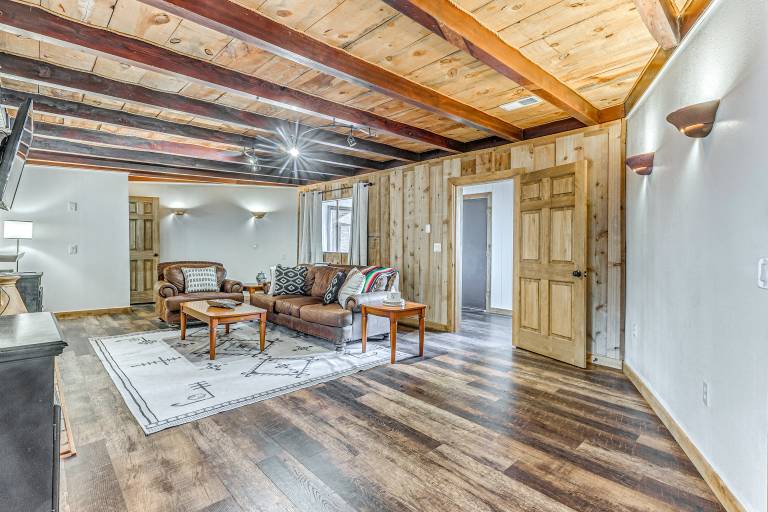 Walk to Midtown Ruidoso: Modern-Rustic Cabin — photo 5