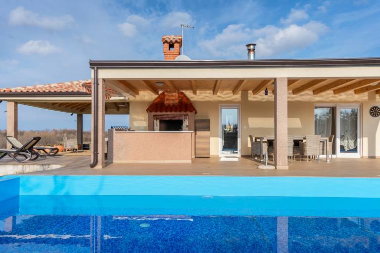 Vacation home with grill, hot tub & pool — photo 5