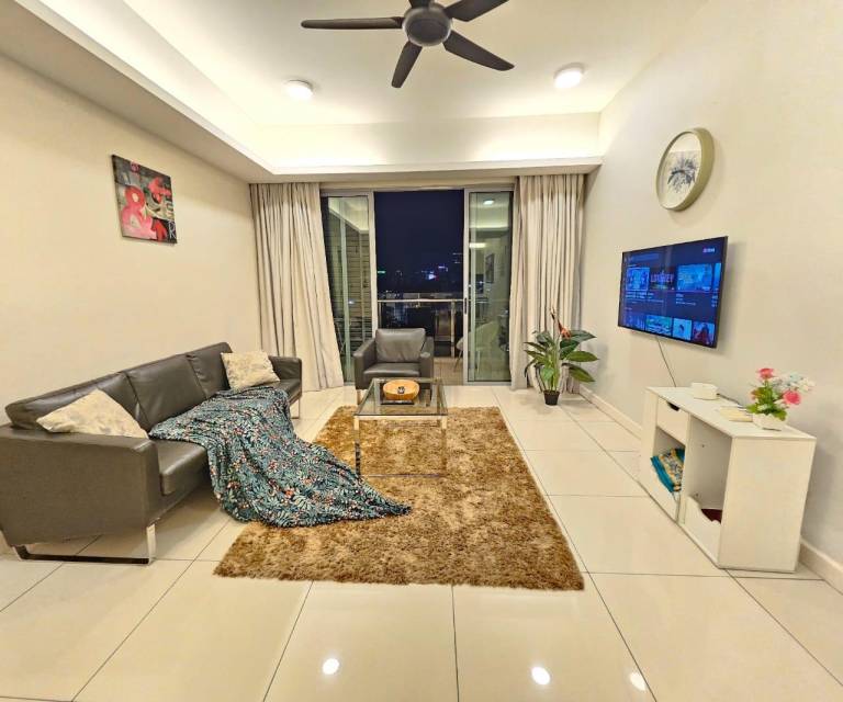 Rental apartment with jacuzzi & pool | Close to Petaling Street | Perfect for remote work | Pets allowed in Kuala Lumpur