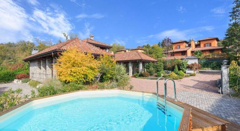 Villa with hot tub & pool in Verbania