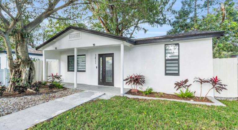 Modern Home with large private yard - Next to downtown & beach & airport - Pet friendly — photo 4