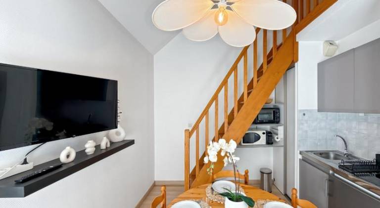 Rental apartment with patio — photo 3