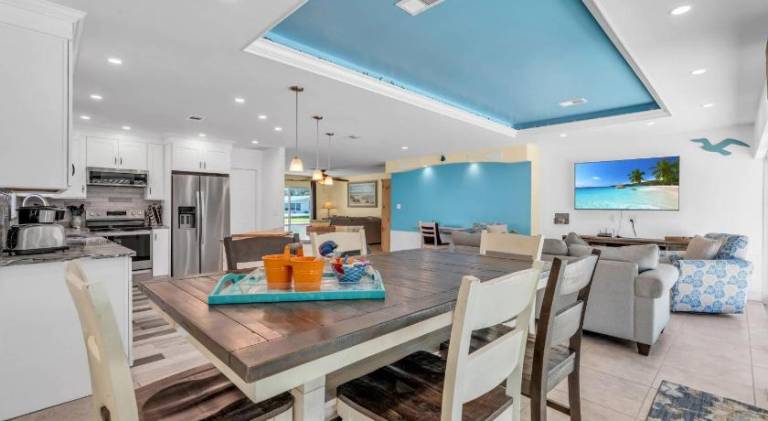 House with pool — photo 4