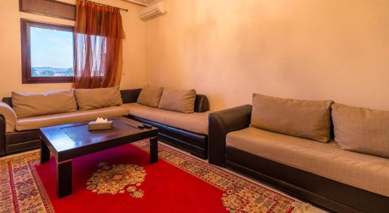 Apartment with patio & barbecue — photo 2