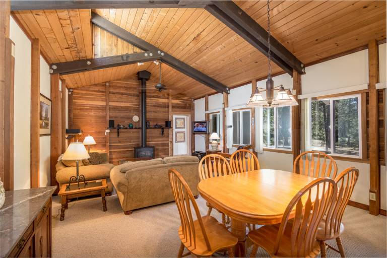 Pet Friendly, A/C, Private Hot Tub, 6 SHARC, Deck — photo 4