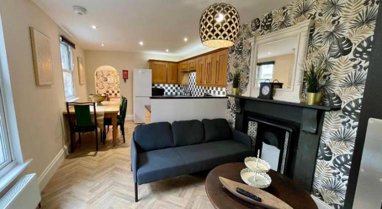 House with 1 room for 11 persons in Plymouth