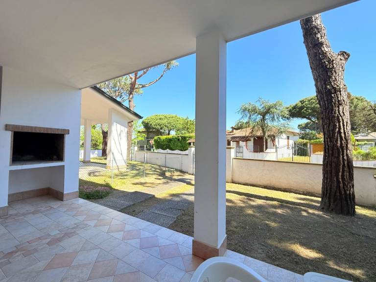 Vacation home with terrace, yard & barbecue — photo 4