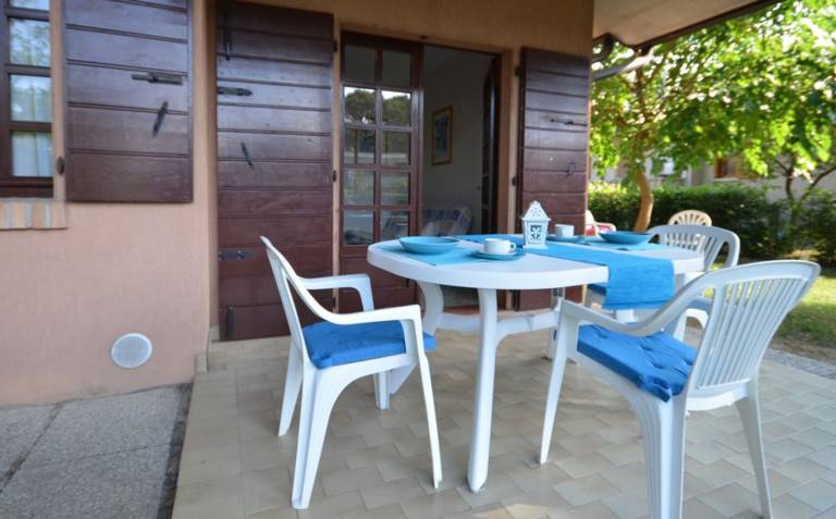 Villa with patio & yard | Garden view — photo 2