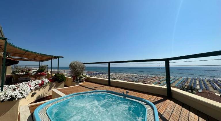 Piccadilly Penthouse with Jacuzzi in Camaiore