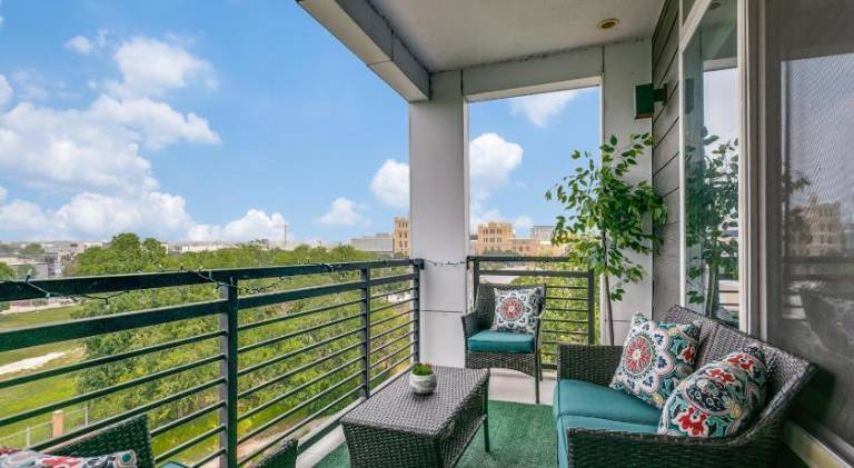 Beautiful Condo on Riverwalk w King Ste Free Parking Pet friendly centrally Located on the Riverwalk in San Antonio, TX
