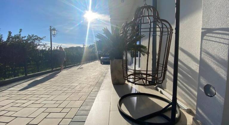 Serviced apartment with patio & pool | Pets are welcome — photo 2