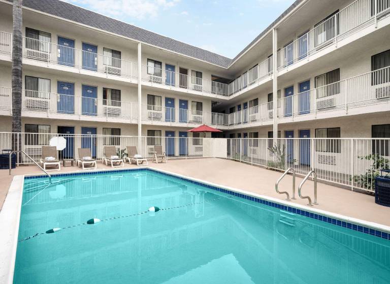 Motel 6 Buena Park, CA - Knotts Berry Farm - Disneyland — photo 4