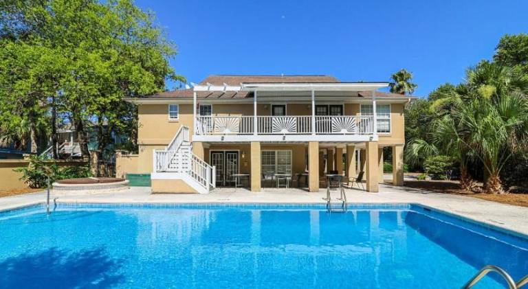 House with pool — photo 4